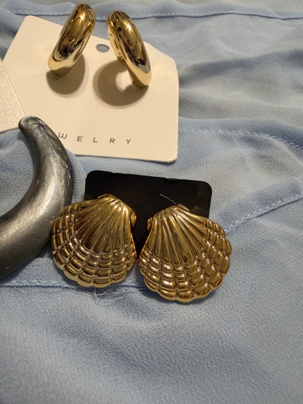 New Earrings Set Hoop Shell Goldtone - Picture 5 of 11